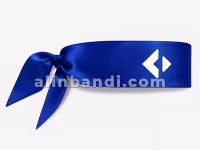 Lacivert renkte, saten kumaştan üretilmiş logo baskılı alın bandı